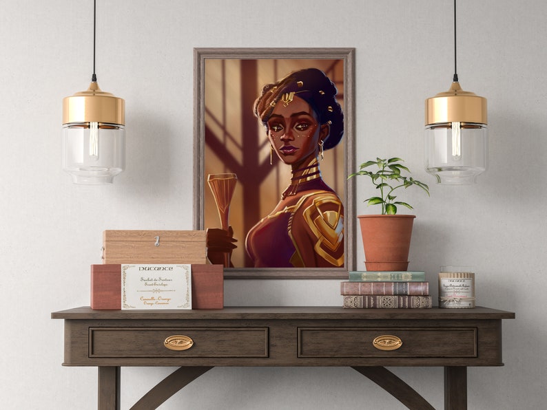 K&ouml;nnte beinhalten: Eine gerahmte Illustration einer Frau mit dunkler Haut, die ein goldenes und violettes Outfit tr&auml;gt und ein Glas Champagner h&auml;lt. Die Illustration ist vor dem Hintergrund eines Raumes mit einem Fenster platziert. Der Rahmen ist braun und hat einen goldenen Rand.