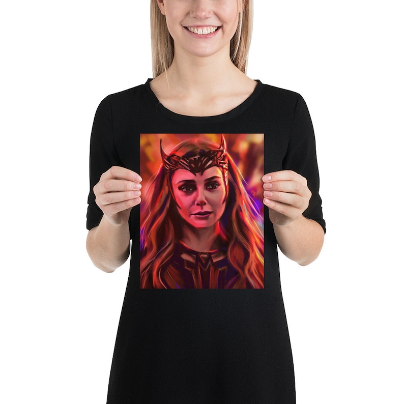 Puede incluir: Una ilustraci&oacute;n digital de una mujer con cabello largo rojo que lleva una corona roja y negra. El fondo es un desenfoque de rojo, naranja y amarillo.