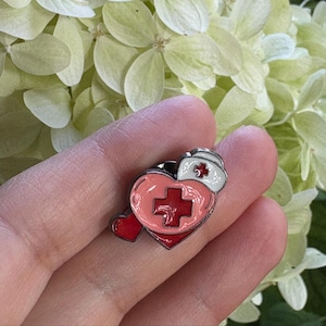 Nurse Heart Enamel Pin – Red Cross Medical Pin – RN Appreciation Gift – Cute Healthcare Lapel Pin – Nursing Graduation Badge Accessory