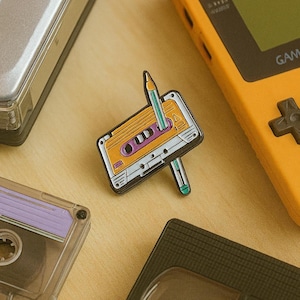 Best of the 90s Tonband Rewind Emaille Pin – 90er Nostalgie – Retro Musik Geschenk – Gen X Millennial Throwback – Mixtape Ästhetisches Abzeichen