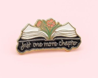 Broche de esmalte floral para livro: Só mais um capítulo - Gold Script