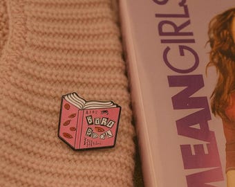 Pin de esmalte de Burn Book: Chicas pesadas, accesorio de cultura pop Y2K