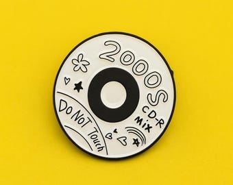 Pin esmaltado con CD Y2K Mix: nostalgia por la música retro