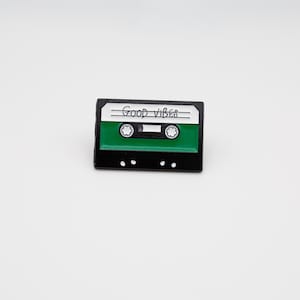 Best of the 90s Good Vibes Kassetten Pin - Mixtape Anstecknadel – Positive Energie Geschenk – 80er 90er Jahre Nostalgie Accessoire – Musikliebhaber Abzeichen