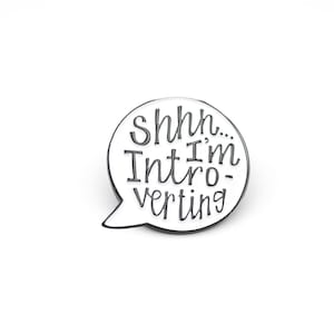 Pin&#39;s émaillé introverti amusant : Chut, je suis introverti - Insigne de revers