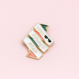 Cool People Read Enamel Pin Funny Book Lover Gift | Stylish Reading Accessory with Retro Banner Design | Cute Reader Lapel Pin for Book Bags