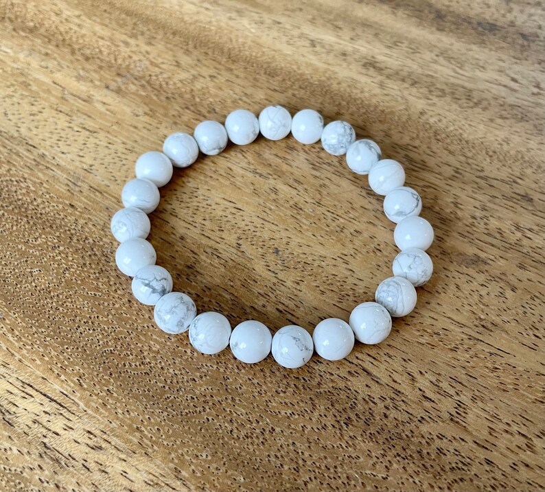 Puede incluir: Pulsera de cuentas de howlite blanca. Las cuentas son redondas y tienen un patr&oacute;n de m&aacute;rmol.