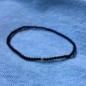 Delicada pulsera de ónix y oro