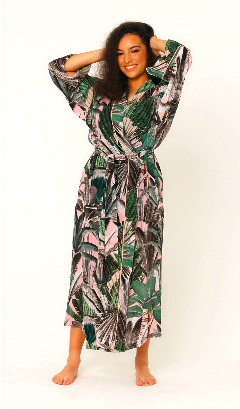 Puede incluir: Una bata de color rosa y verde con estampado floral, mangas largas y un cintur&oacute;n para atar. La bata est&aacute; hecha de un material sedoso.