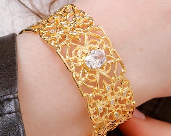 Verguld zilveren, sierlijke manchetarmband met zirkonen. Sieraden in vintage stijl met kantmotief.