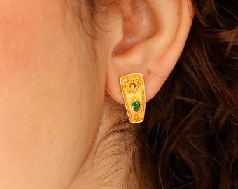 Boucles d'oreilles byzantines en or 14 carats avec émeraudes. Boucles d'oreilles tendance pour femme.