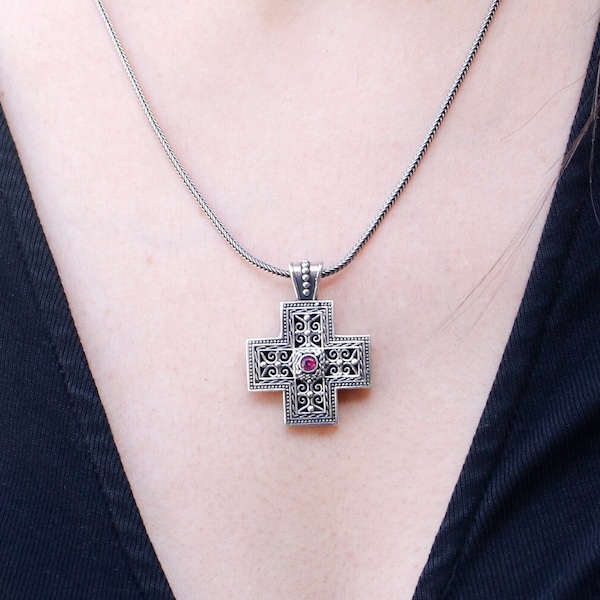 Croix byzantine en argent avec zircon rouge. Bijoux religieux faits à la main.