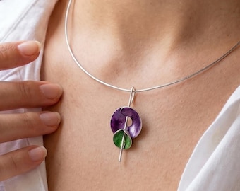 Moderne zilveren en geëmailleerde bloemhangerketting