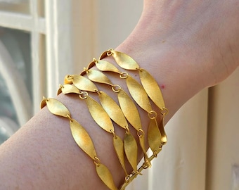 Verguld armbandje met gelaagde bladeren. Verjaardagscadeau.
