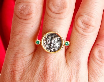 Anel Banhado a Ouro com Deusa Atena e Zircões Verdes. Joias da mitologia grega antiga