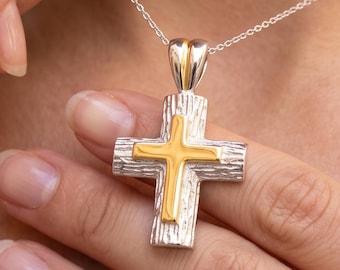 Zilveren en gouden kruishanger met textuur. Cadeau voor mannen en vrouwen.