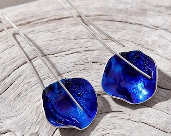 Druppeloorbellen van blauw email en zilver met bloemen. Ambachtelijk vervaardigde sieraden