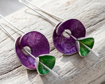 Moderne paars en groen zilveren bloemenoorbellen. Ideaal cadeau voor een liefhebber van kunstsieraden