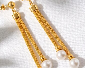 Vergulde gebreide oorbellen met gekweekte pareloorbellen. Elegante sieraden voor vrouwen