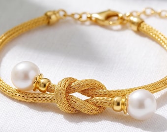 Vergulde liefdesknooparmband met parels. Statement sieraden cadeau