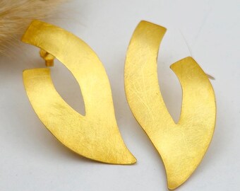 Minimalist Curve Ohrringe mit gebürstetem Finish | Silber skulpturale asymmetrische Schmuck