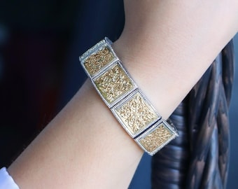 Pulsera de plata de ley con flores talladas: joyería bizantina bañada en oro de 22 quilates
