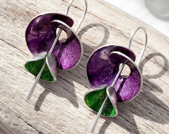 Zilveren bloemenoorbellen met paars en groen email. Botanische sieraden voor haar