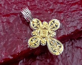 Silber-Byzantinisches geschnitztes Kreuz. Handgemachter christlicher Schmuck