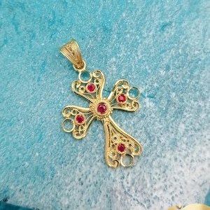 18k guldfiligrankors med rubiner. Tidlös och klassisk accessoar