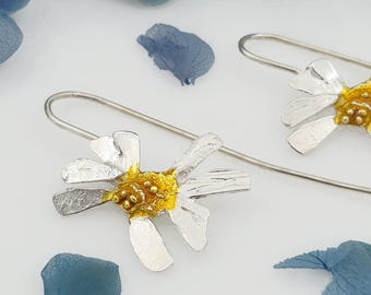 Kamille Tropfen Ohrringe in Silber • Handgefertigte Blumenohrringe für Sie