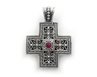 Silberner Byzantinerkreuz mit rotem CZ. Handgemachter religiöser Schmuck.