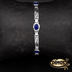 以下が含まれることがあります： 青い石とギリシャの鍵のデザインが施されたシルバーブレスレット