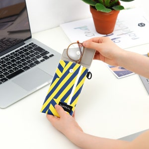 Custodia per occhiali in pelle colorata e sottile con moschettone | Organizzatore elegante per viaggio