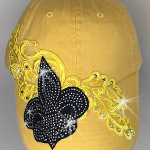 Gorra de béisbol de pedrería para mujer * Flor de lis amarilla mostaza/negra * Apliques teñidos a mano * Espalda de velcro * Piedras Bella * Talla única *