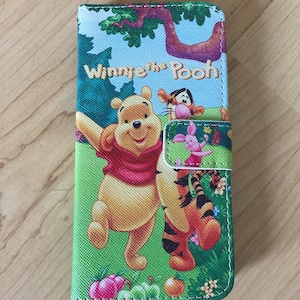 Winnie The Pooh Leather Flip Stand Case Wallet para iPhone 6, iPhone 6+, iPhone 7. iPhone 7+, iPhone 8, iPhone 8+, iPhone XS