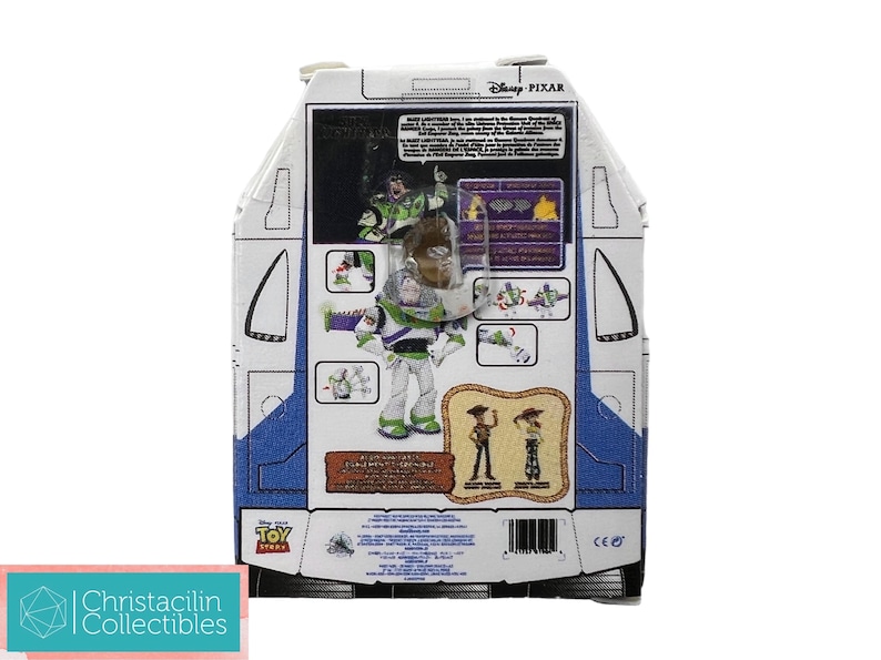 Puede incluir: Una figura de acci&oacute;n de Buzz Lightyear en su embalaje original. El embalaje es blanco con detalles en azul y presenta im&aacute;genes del personaje y otros personajes de la franquicia Toy Story. La parte posterior del embalaje incluye texto e ilustraciones.