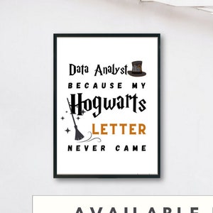 Puede incluir: Cuatro descargas digitales imprimibles de 8x10 pulgadas de una cita divertida sobre analistas de datos y Hogwarts. La cita dice "Analista de datos porque mi carta de Hogwarts nunca llegó". Las impresiones están disponibles en tres colores: blanco y negro, negro y blanco, y negro con un acento marrón y naranja.