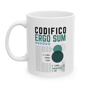 Pode incluir: Caneca de cerâmica branca com um design preto e verde. A caneca apresenta o texto "CODIFICO ERGO SUM" e um gráfico com círculos, linhas e o texto "I CODE THEREFORE I AM".