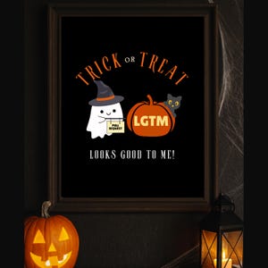 Può includere: Una stampa incorniciata a tema Halloween con la scritta arancione "Trick or Treat". L'immagine presenta un fantasma, una zucca con "LGTM" e un gatto nero. Il testo "Looks Good To Me!" è sotto.