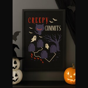 Puede incluir: Lámina artística de Halloween enmarcada en negro con las palabras "Creepy Commits" en rojo y crema. La lámina presenta un gato espeluznante, fantasmas, lápidas y un árbol desnudo. Una calabaza tallada y calabazas apiladas están en primer plano.