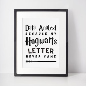 Puede incluir: Impresión enmarcada en blanco y negro con el texto "Data Analyst because my Hogwarts letter never came" y un gráfico de varita negra.