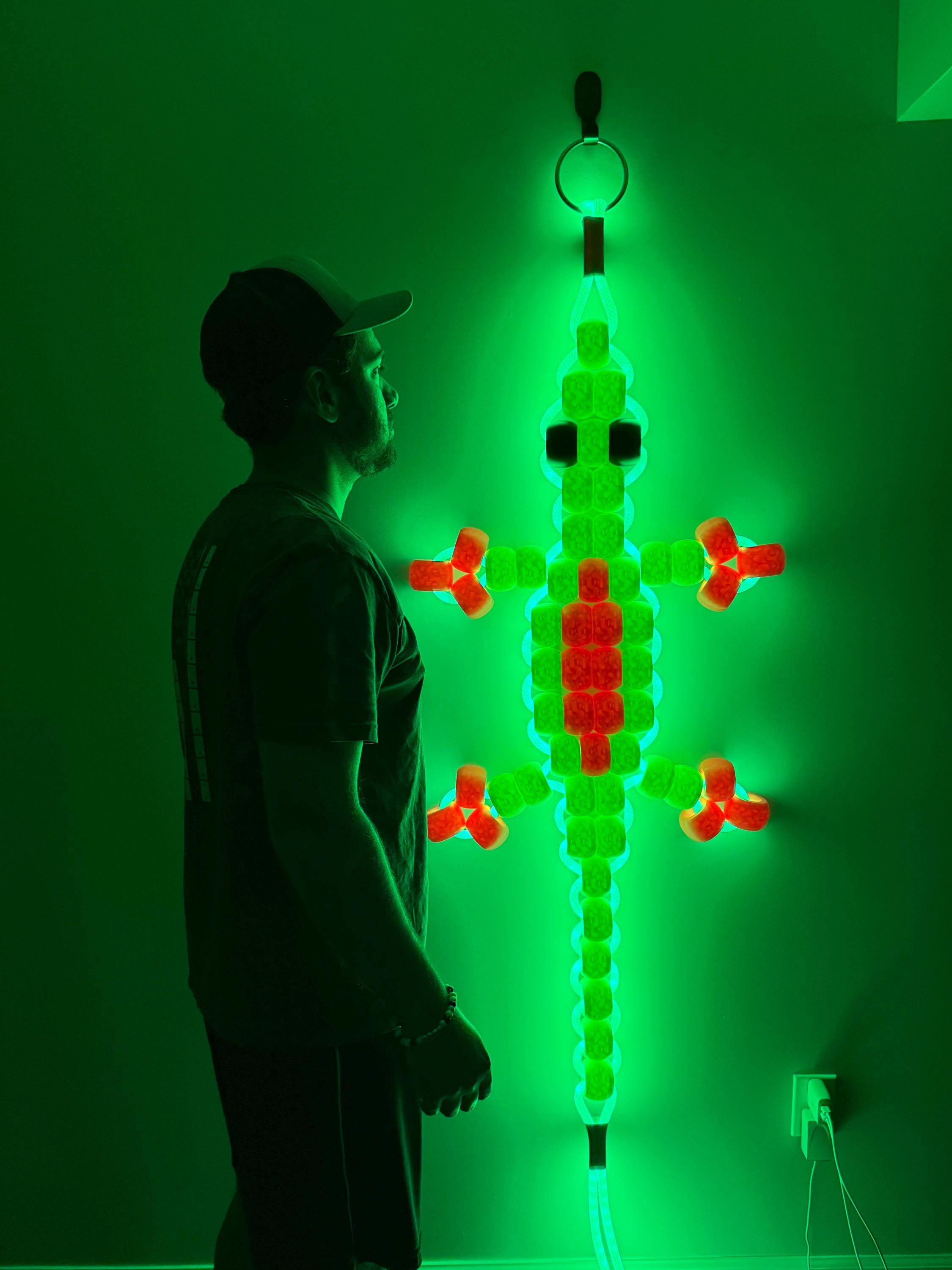 Led Lizaed Giant LED Light up Pony Bead Lizard Keychain Wall Sculpture | 90s ...