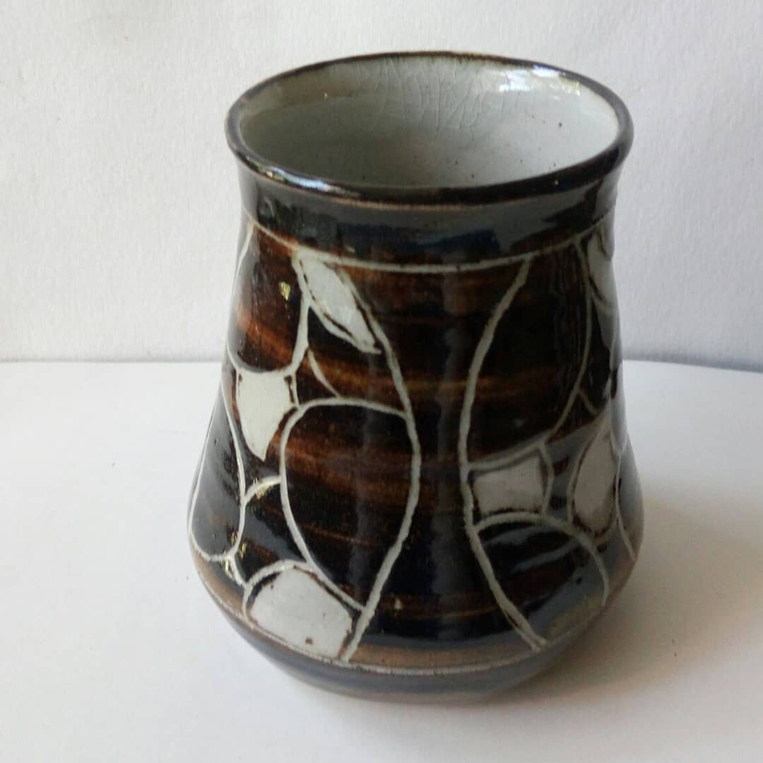 Vase en Céramique Brun et Noir Dans La Conception Géométrique