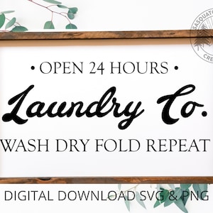 Può includere: Un cartello con cornice in legno con sfondo bianco e testo nero. Il cartello recita "OPEN 24 HOURS Laundry Co. WASH DRY FOLD REPEAT". Le parole "DIGITAL DOWNLOAD SVG & PNG" sono in basso.