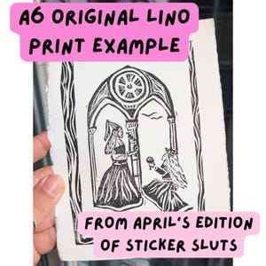 K&ouml;nnte beinhalten: Ein A6 Original-Linoldruck auf wei&szlig;em Papier mit einer schwarzen Tuscheillustration von zwei Figuren unter einem Torbogen, eine stehend und eine kniend. Der Text lautet A6 ORIGINAL LINO PRINT EXAMPLE und FROM APRIL'S EDITION OF STICKER SLUTS.