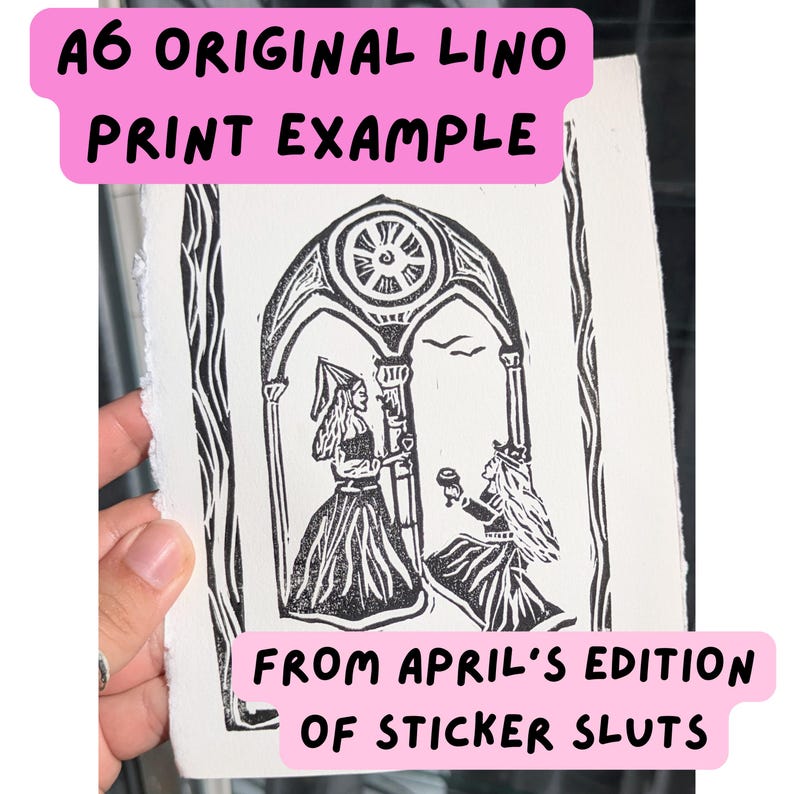 K&ouml;nnte beinhalten: Ein A6 Original-Linoldruck auf wei&szlig;em Papier mit einer schwarzen Tuscheillustration von zwei Figuren unter einem Torbogen, eine stehend und eine kniend. Der Text lautet A6 ORIGINAL LINO PRINT EXAMPLE und FROM APRIL'S EDITION OF STICKER SLUTS.
