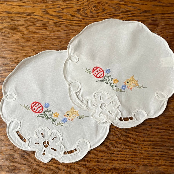 Easter Eggs, Chicks & Flowers! A Pair of Embroidered Table Doilies. From Germany - 100% Baumwolle