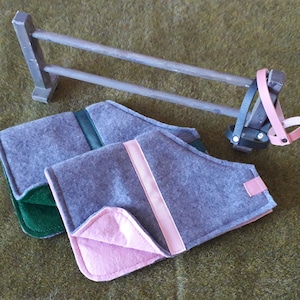 Puede incluir: Dos bolsas de tela de fieltro gris con forro de fieltro rosa y verde. Las bolsas est&aacute;n dobladas abiertas para mostrar el forro.