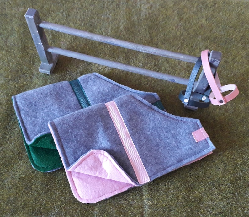 Puede incluir: Dos bolsas de tela de fieltro gris con forro de fieltro rosa y verde. Las bolsas est&aacute;n dobladas abiertas para mostrar el forro.