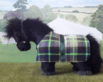 Pony Shetland negro - Caballo modelo hecho a mano - Cabestro y manta de cuero vegano. Accesorios incluidos - Complementos opcionales disponibles.